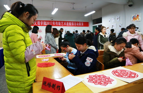 色彩絢麗、喜氣洋洋的活動(dòng)現(xiàn)場