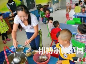 遵義2020年幼師學校有哪些科目?我們知道幼師專業(yè)是屬于一個學習內(nèi)容比較多的專業(yè)，因為是小朋友的啟蒙階段，同學們自己在報讀本專業(yè)的時候很多的同學都不知道到底是學一些什么?于是都來問道小編，小編就來給大家說一下關(guān)于學校科目的事情哦。  幼師學校學習專業(yè)課程 1、幼兒教育學  了解現(xiàn)代教育、幼兒教育的新觀念、新思想、新信息，結(jié)合我國幼兒教育改革中的新問題、新情況，將理論的闡述和幼兒教育實踐中的問題結(jié)合起來，進行具體分析和指導(dǎo)。  2、幼兒心理學  了解幼兒的認知和言語發(fā)展的特點和規(guī)律、幼兒的情緒、個性與社會性發(fā)展的關(guān)系及幼兒的活動心里。能依據(jù)幼兒特點，利用所學相關(guān)知識，初步具備幼兒園基層崗位幼兒教師的工作能力。培養(yǎng)學生具有誠實守信、善于溝通和合作的品質(zhì)。  3、幼師英語  根據(jù)幼師學生的英語水平和專業(yè)特點，從聽、說、讀、寫四個方面全方位的培養(yǎng)學生，讓學生掌握基本語法知識、語音知識、日常用語，提高學生的口語交際技能和綜合閱讀、寫作能力。讓學生在學習過程中發(fā)展綜合語音運用能力，提高人文素養(yǎng)，增強實踐能力，培養(yǎng)創(chuàng)新精神。  4、幼兒園組織與管理  讓學生了解幼兒園組織與管理的基本原理和內(nèi)容，掌握幼兒園組織與管理的基本規(guī)律，學會用所學專業(yè)理論解決實際工作中遇到的管理問題。結(jié)合案例分析，培養(yǎng)學生的思辨意識、創(chuàng)新意識，提高學生與時俱進的管理理念，為學生今后從事幼兒園教育工作和管理工作奠定良好的基礎(chǔ)，具有較強的實用性和可操作性。  學前教育前景好不好 學前教育上的現(xiàn)在已經(jīng)有越來越多的人關(guān)注，就業(yè)前景上的非常不錯的一個職業(yè)了，在現(xiàn)階段學前教育專業(yè)就業(yè)率上也在一直上升，我國對于學前教育上的重視的提升，也為學前教育專業(yè)人才提供了較好的就業(yè)機會，使得社會上的對于學前教育人才上的甚至出現(xiàn)了供不應(yīng)求的現(xiàn)象，學前教育現(xiàn)階段也已經(jīng)成為一個非常重要的教育階段，擁有高素質(zhì)的學前教育人才對于整個教育事業(yè)上的也能夠起到一個促進和發(fā)展的作用。  幼師專業(yè)上就業(yè)前景也是比較好的，現(xiàn)階段社會上的對于幼師的需求也越來越多了，對于早期教育上的重視度的提升，使得幼師人才成為現(xiàn)階段社會上的所需要的重要人才選擇。  我們可以看到幼師專業(yè)學習的是很多的，小編給大家列舉了一些專業(yè)課程，其實這個專業(yè)是一個需要自己花費很多心力來學習的專業(yè)，同學們學習的內(nèi)容是很廣泛的，不過這個專業(yè)只要學好了，將來在就業(yè)方面就會很不錯，所以，希望選擇這個專業(yè)的同學都能掌握足夠的專業(yè)知識哦。