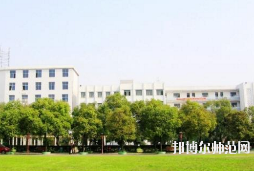 對于幼師學(xué)校的選擇，男生和女生是一樣的。現(xiàn)在大部分學(xué)校的幼師專業(yè)在進行招生的時候，其實男生和女生的招生計劃是統(tǒng)一的，學(xué)校對學(xué)生的性別并沒有要求。所以，小伙伴們選擇幼師學(xué)校的重點不應(yīng)該是這所學(xué)校適合男生還是適合女生，而是這所學(xué)校本身的辦學(xué)條件好不好，以及學(xué)校的優(yōu)勢以及劣勢有哪些等等。接下來，對南昌理工職業(yè)中等專業(yè)學(xué)校感興趣的小伙伴們可以一起來看一看這所學(xué)校的具體情況。  南昌理工職業(yè)中等專業(yè)學(xué)校辦學(xué)理念 學(xué)校以“辦學(xué)校，不開學(xué)店，造福炎黃子孫!”為宗旨，遵循黨的教育方針，倡導(dǎo)“誠實、博愛、勤奮、自強”的校訓(xùn)，按照“理論夠用，注重實踐”的原則，為社會經(jīng)濟建設(shè)培養(yǎng)“一專多能”的應(yīng)用型人才。畢業(yè)生深受用人單位的歡迎。 例如推薦在“啟悅電子廠”工作的同學(xué)進廠第九天，就對8086高壓擊穿儀進行技術(shù)改造，降低了勞動強度，提高了生產(chǎn)效率。該廠董事長吳德和先生專程由臺北趕來我?？疾欤敿春灦藦S校合作協(xié)議。  接著我校又與深圳新飛通、深圳捷迪訊、上海偉創(chuàng)力、上海先進半導(dǎo)體、上海華微、杭州矢崎、蘇州生益科技、上海攜程旅行網(wǎng)等20多家公司建立了合作伙伴關(guān)系?？梢哉f：“選擇理工，就業(yè)輕松!” 學(xué)校與南昌航空大學(xué)聯(lián)合辦學(xué)，是南昌航空大學(xué)繼續(xù)教育學(xué)院教學(xué)點，依托南昌航空大學(xué)的人才、圖書、先進的教學(xué)設(shè)施，資源共享。學(xué)校有一支政治素質(zhì)高、教學(xué)和管理經(jīng)驗豐富的專兼職師資隊伍，正副教授、高級教師近半，其中不少曾獲得“最佳授課教師”的稱號。  南昌理工職業(yè)中等專業(yè)學(xué)校教學(xué)設(shè)置 學(xué)校除精湛的理論教學(xué)外，還設(shè)有圖書閱覽室、計算機中心、語音室和電工、電子、機電、機械加工、數(shù)控、酒店管理等實驗室能安排學(xué)生進行多種實驗，“邊講邊練，講練結(jié)合”，確保學(xué)生動手能力的培養(yǎng)。 學(xué)校采取多層次、開放性辦學(xué)和封閉式管理。不僅注重教育質(zhì)量，更注重道德品質(zhì)和綜合素質(zhì)教育。教育管理嚴格，始終把學(xué)校的安全工作放在首位，在2005-2010職業(yè)高校年檢中，得到市教育局有關(guān)領(lǐng)導(dǎo)的表揚，連續(xù)被評為職業(yè)教育辦學(xué)先進單位。  南昌理工職業(yè)中等專業(yè)學(xué)校報名手續(xù) 即日起可到校招生辦或當?shù)匚倚Ｕ猩c報名，或來函來電報名、網(wǎng)上報名。  本地區(qū)的應(yīng)屆初中畢業(yè)生可在就讀中學(xué)填中考志愿報名。  報到時帶好戶口本，五張一寸免冠照片和初高中畢業(yè)證書。  小編總結(jié) 南昌理工職業(yè)中等專業(yè)學(xué)校是一所按照“理論夠用，注重實踐”的原則，為社會經(jīng)濟建設(shè)培養(yǎng)“一專多能”的應(yīng)用型人才的中專學(xué)校，學(xué)校開設(shè)有幼師類的專業(yè)，對幼師行業(yè)感興趣的初中畢業(yè)生可以多加關(guān)注這所學(xué)校。接下來小伙伴們可以去到學(xué)校官網(wǎng)對學(xué)校做進一步的了解。當然，在南昌還有開設(shè)有幼師類專業(yè)的其他學(xué)校，大家也可以看看其他的學(xué)校怎么樣，做一個比較，然后選擇出最適合自己的一所。