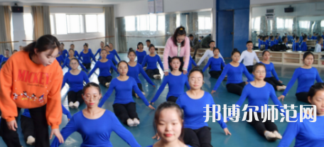 隨著社會(huì)的進(jìn)步，人們的生活得到了全面的改善，開始重視自己子女的教育，對(duì)教育人才的教學(xué)水準(zhǔn)就要求更高，使得很多學(xué)生都想要報(bào)考幼師學(xué)校。如果大家已經(jīng)做出了決定，要上幼師學(xué)校，就一定要盡早去了解學(xué)校信息。你越早了解學(xué)校，你可以選擇的學(xué)校就越多，就越能找到適合你的學(xué)校。幼師工作工作也相對(duì)輕松，不用從事體力勞動(dòng)?，F(xiàn)在家長對(duì)孩子的教育非?？粗?，幼兒園也越來越正規(guī)，都需要幼師幼師從業(yè)資格證。  思南中等職業(yè)學(xué)校辦學(xué)條件 學(xué)校老校區(qū)占地面積120.6畝，新校區(qū)200畝，校園拓展空間大。校內(nèi)布局分為：教學(xué)區(qū)、實(shí)驗(yàn)實(shí)訓(xùn)區(qū)、產(chǎn)教結(jié)合區(qū)、生活區(qū)、行政辦公區(qū)、體育運(yùn)動(dòng)區(qū)、美化綠化區(qū)等。各場(chǎng)所均按標(biāo)準(zhǔn)設(shè)計(jì)規(guī)劃，達(dá)到國家示范校要求的學(xué)校教學(xué)、實(shí)訓(xùn)、師生學(xué)習(xí)、工作、生活等方面需要的效果。  思南中等職業(yè)學(xué)校目標(biāo)明確 學(xué)校培養(yǎng)目標(biāo)明確，人才“出口”暢通，堅(jiān)持德育為先，技能為重，全面發(fā)展與特長發(fā)展相結(jié)合。圍繞“自強(qiáng)篤行、厚德精技”的校訓(xùn)，堅(jiān)持“四自”(自信、自強(qiáng)、自律、自愛)、“四會(huì)”(學(xué)會(huì)做人，學(xué)會(huì)做事，學(xué)會(huì)求知，學(xué)會(huì)生活)的教育培養(yǎng)目標(biāo)。  實(shí)行考與教分離，重視學(xué)生職業(yè)技能大賽，以賽促學(xué)，以賽促教;重視教師、學(xué)生下企業(yè)參與一線生產(chǎn)實(shí)踐，重視創(chuàng)建“校企聯(lián)動(dòng)”、“工學(xué)結(jié)合”、“教學(xué)做一體”的人才培養(yǎng)模式，畢業(yè)生就業(yè)并能與企業(yè)接軌，與農(nóng)戶融合，人才培養(yǎng)質(zhì)量顯著提高。  銅仁碧江中等職業(yè)學(xué)校簡介 銅仁市碧江區(qū)中等職業(yè)學(xué)校創(chuàng)辦于1989年，是一所隸屬于碧江區(qū)人民政府的貴州省示范性中等職業(yè)學(xué)校。學(xué)校規(guī)劃占地面積420畝，規(guī)劃建筑面積13萬余平方米，總投資約5.8億元。教學(xué)區(qū)、生活區(qū)、運(yùn)動(dòng)區(qū)、綠化區(qū)布局合理，功能設(shè)施完善，環(huán)境優(yōu)美，地處銅仁市川硐教育園區(qū)桃園大道北側(cè)，毗鄰銅仁幼專、貴州健康職業(yè)學(xué)院，有著豐富的文化資源和育人氛圍。  學(xué)校自2013年搬遷至川硐教育園區(qū)以來，領(lǐng)導(dǎo)班子帶領(lǐng)廣大教師銳意進(jìn)取，和諧奮進(jìn)，確立了“發(fā)展教師、成就學(xué)生、服務(wù)社會(huì)”的辦學(xué)理念，圍繞“辦出特色、形成風(fēng)格、爭創(chuàng)一流”的辦學(xué)目標(biāo)，形成了“醫(yī)護(hù)為主、產(chǎn)教結(jié)合、校企合作”的辦學(xué)特色。  現(xiàn)在整體新生人口的增量將直接體現(xiàn)在幼兒園在園人數(shù)的增加，我國當(dāng)前幼師行業(yè)的需求還是很大的，遠(yuǎn)遠(yuǎn)不足國家的計(jì)劃，所以從事幼師行業(yè)前景是很好的。幼兒園、教育機(jī)構(gòu)、培訓(xùn)機(jī)構(gòu)、藝體教育行業(yè)等相關(guān)行業(yè)都需要大量新型教育人才，學(xué)生選擇了教育行業(yè)正好符合當(dāng)今的教育的需求，所以對(duì)同學(xué)們來講就業(yè)前景是非常具有潛力化的。